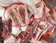 [노컷영상] 브랜드 믿고 산 한우 갈비 세트, 살코기는 거의 없고 뼈만 잔뜩