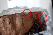 [노컷영상] 대형마트 매장에서 산 빵에 군데군데 푸른 곰팡이, 검은 곰팡이 피어