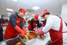 한국토요타, 임직원들이 직접 담근 김장김치 17톤 취약계층에 전달...베스트 인 타운 실천