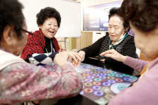 초고령 마을의 AI 사랑방, 어르신 웃음 제조기 역할 톡톡...김동연, 경로당 운영비 확대 약속 빛나
