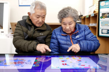 초고령 마을의 AI 사랑방, 어르신 웃음 제조기 역할 톡톡...김동연, 경로당 운영비 확대 약속 빛나