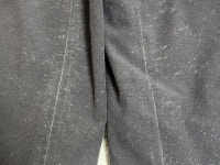 [소비자의눈] 유명 브랜드 골프바지 세탁후 갑자기 하얀 얼룩...원단 불량 vs. 외부 오염 갈등