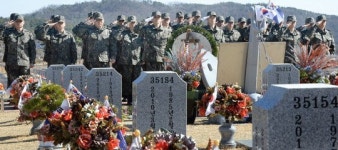 장교임관 앞두고 천안함 46용사 참배