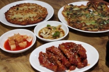 봄비·친구 그리고 녹두전… 고소한 추억이 지글지글