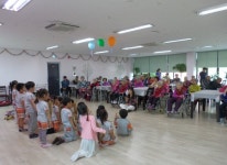 고사리손 밤벨 연주… 양로원에 생기 선사