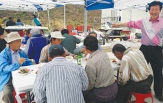 청양 허전회씨 5년째 지역노인 삼계탕 대접