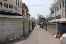 시간도 숨죽인 골목 어귀, 낡고 소박한 삶 있었네