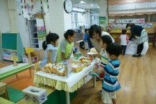 공주 태봉초병설유치원 아나바다 시장놀이 호응