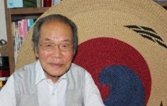 가방끈 짧아도 예술은 길지 강단 누비는 짚 공예 명인