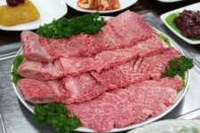 [오감 맛집]3대째 농장 운영 … 저온 숙성 고기 혀끝서 사르르