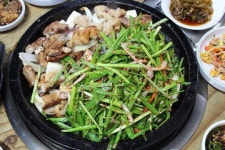 쫄깃한 곱창, 한약 특제소스 찍어 먹으면 감탄사 절로