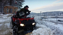 좁은 농로… ATV 제설작업 눈길