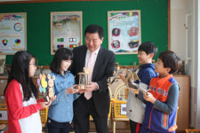 아이들 미소 떠올리며 나무 깎습니다
