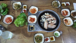 도톰하고 쫄깃한 삼겹살 엄마표 밑반찬 환상 궁합