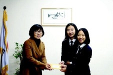 충남여중학생회 불우이웃돕기 성금 기탁