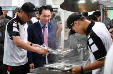 성일종 의원, 해미공군비행장 위문방문