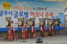 전통시장 울려퍼진 글로벌 하모니