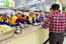 음성군의회, 음성군노인복지관서 배식 봉사 활동