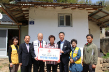 적십자 충남지사, 긴급위기가정에 주거수리비 전달