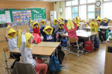 옥천 이원초등학교 어린이날 이색적인 지진방재 노란 모자선물