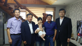 석성면, 인구늘리기 첫 시작인 출생기념통장 전달