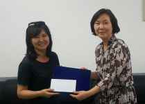 서천 판교중 졸업생 전미숙씨 모교에 장학금 200만원을 기탁