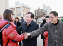 김지철 교육감, 홍주고 앞에서 수험생 응원