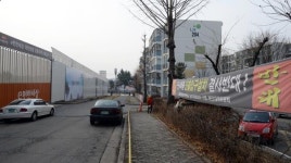 [포토] 공사차량 진출입구 설치 반대