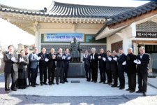 서천군, 충남도 기념물 제84호 월남 이상재 선생 좌상 제막식