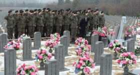 [포토] 천안함 46용사 묘역 참배하는 군 장병