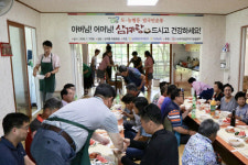 [사진뉴스] 대전농협·우리농업지키기운동부, 고령 농업인에게 초복 맞이 삼계탕 대접