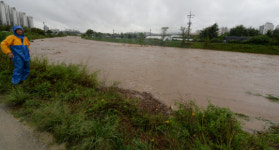 [포토]범람 위기 넘긴 대전 반석천