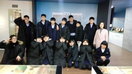 [사진뉴스] 대전월평중학교 자유학기 동아리 교사,학생 16명은 10일 대전일보신문박물관 견학