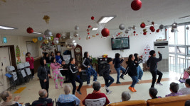 [사진뉴스] 충주 덕신초, 요양원 찾아 위문 공연 큰 호응