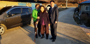 부여군 출향인사  구룡면에 효도지팡이 100개 기증