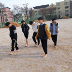 서산 부춘중, 맨발 걷기 눈길