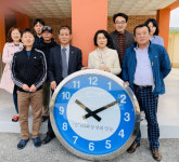 대흥초등학교, 대형 시계 선물 받았다