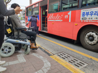 [르포] 전동휠체어 이용자에게 보행로는 지뢰밭이나 다름없었다