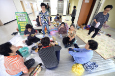 [포토] 재개발 승인 반대에 구청 점거한 유성시장 상인들