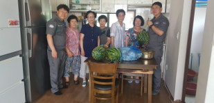 한솔제지(주) 장항공장 노인정 25개소 수박과 백숙 닭 전달