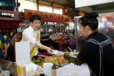 지역경제 살리는 서산사랑상품권으로 장보러 오세유~