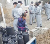 [사진뉴스] 서산시자원봉사해미거점센터, 사랑의 연탄 나르기 봉사활동 실시