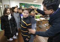 [포토] 방학동안 키 얼마나 컸나? 초등학교 벌써 개학