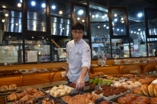 소외계층에 나눔 전달하는 빵집 사장님…한도영 대표