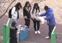[포토] 고등학생 표심 잡아라, 학교앞 선거운동