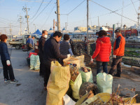[사진뉴스] 충주시 봉방동 무학시장상인회, 5일장 주변 환경정화 활동 실시