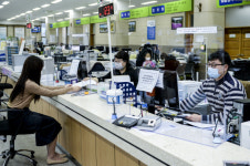 음성군 금왕읍 행정복지센터, 코로나19 예방 위한 투명 가림막 설치