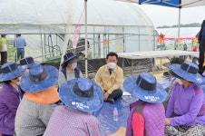 [사진뉴스]  박정현 부여군수, 굿뜨래 원예영농조합법인 수박재배 농가 격려