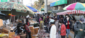 [포토] 포근한 봄 날씨, 유성 5일장 찾은 시민