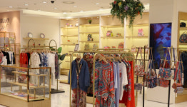 [사진뉴스]   롯데아울렛 부여점, 해외명품 오일릴리 특별초대전 개최